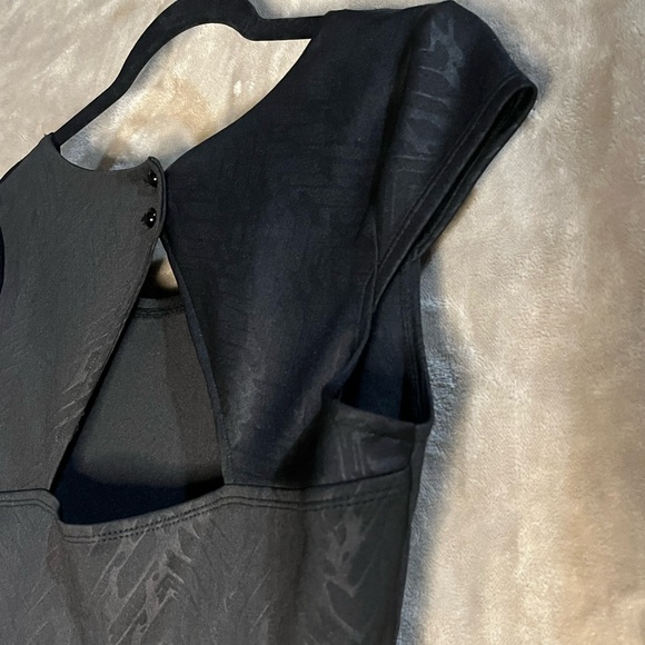 IZ BYER WOMEN’S BLACK PRINTED SCUBA KNIT SHORT SLEEVE DRESS - WITH BELT - Picture 12 of 14